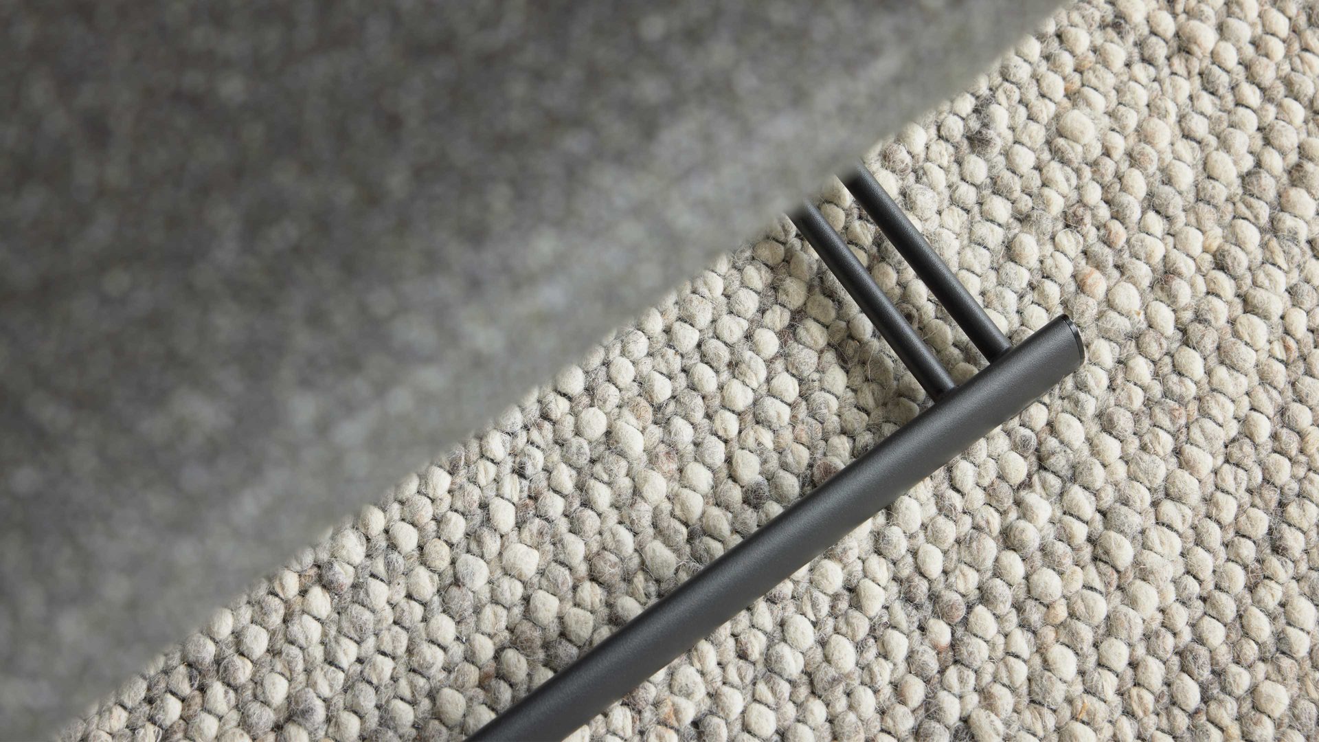 Schwingstuhl Interliving aus Stoff in Grün Interliving Esszimmer Serie 5119 - Schwingstuhl olivfarbener Bezug Havanna & anthrazitfarbenes Metall