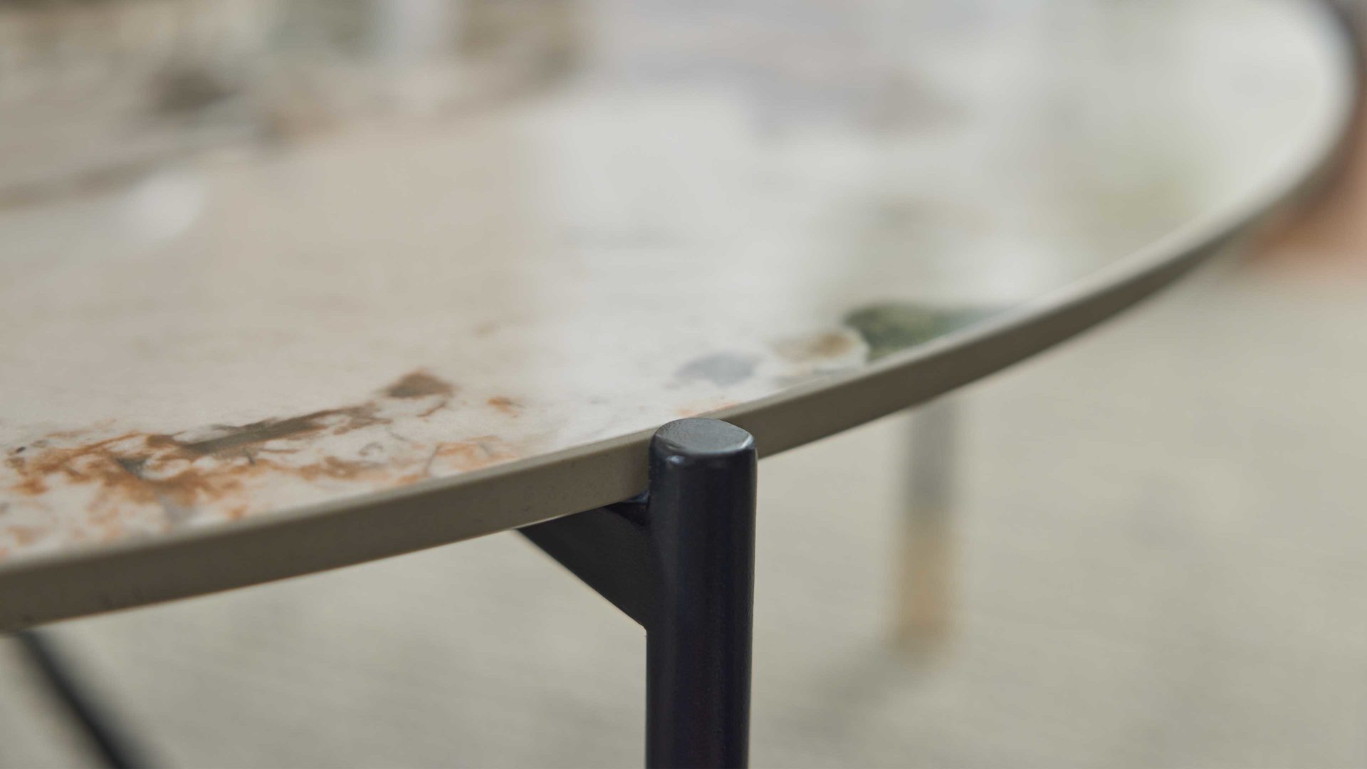 Couchtisch Interliving aus Keramik in Weiß Interliving Couchtisch Serie 6221 marmorfarbene Keramik Calcatta & schwarzer Stahl - Durchmesser ca. 94 cm