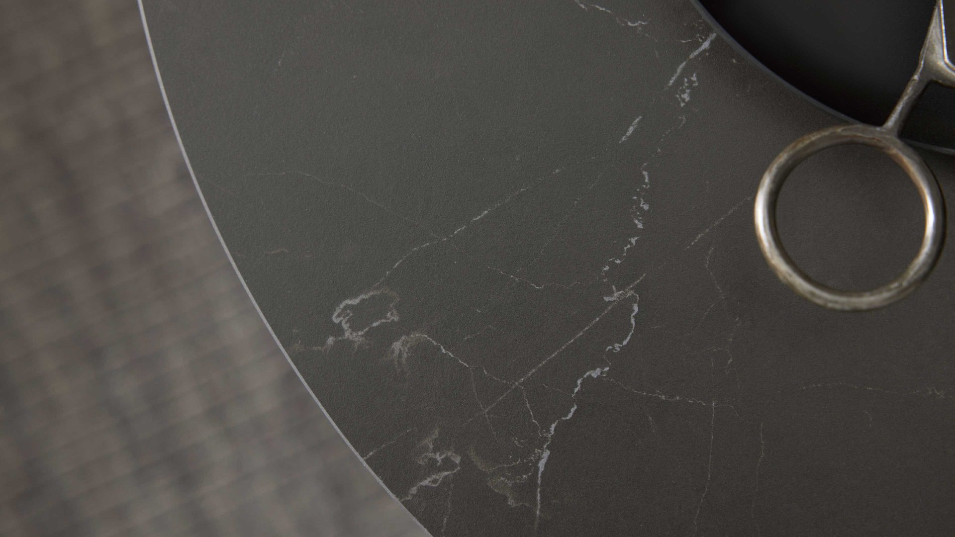 Beistelltisch Interliving aus Keramik in Schwarz Interliving Couchtisch Serie 6221 - Beistelltisch schwarze Keramik Marquina & schwarzer Stahl - Durchmesser ca. 59 cm