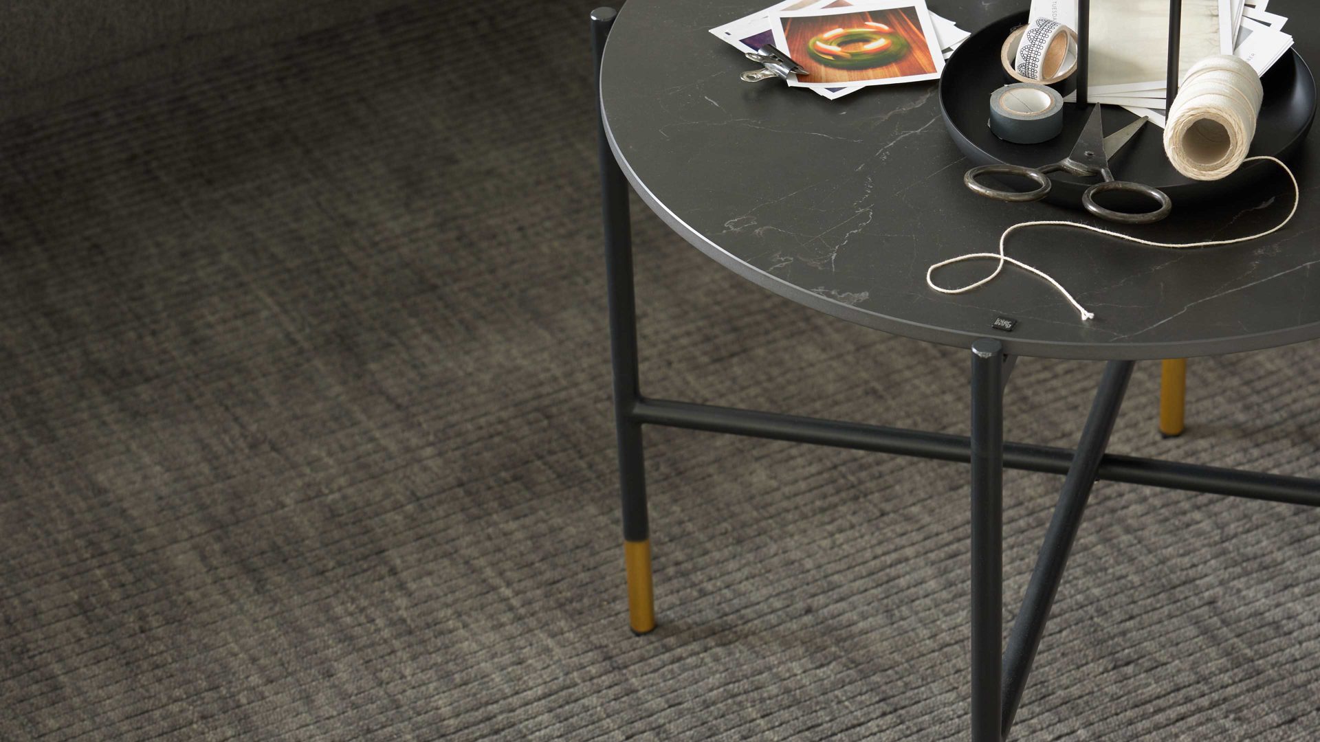 Beistelltisch Interliving aus Keramik in Schwarz Interliving Couchtisch Serie 6221 - Beistelltisch schwarze Keramik Marquina & schwarzer Stahl - Durchmesser ca. 59 cm