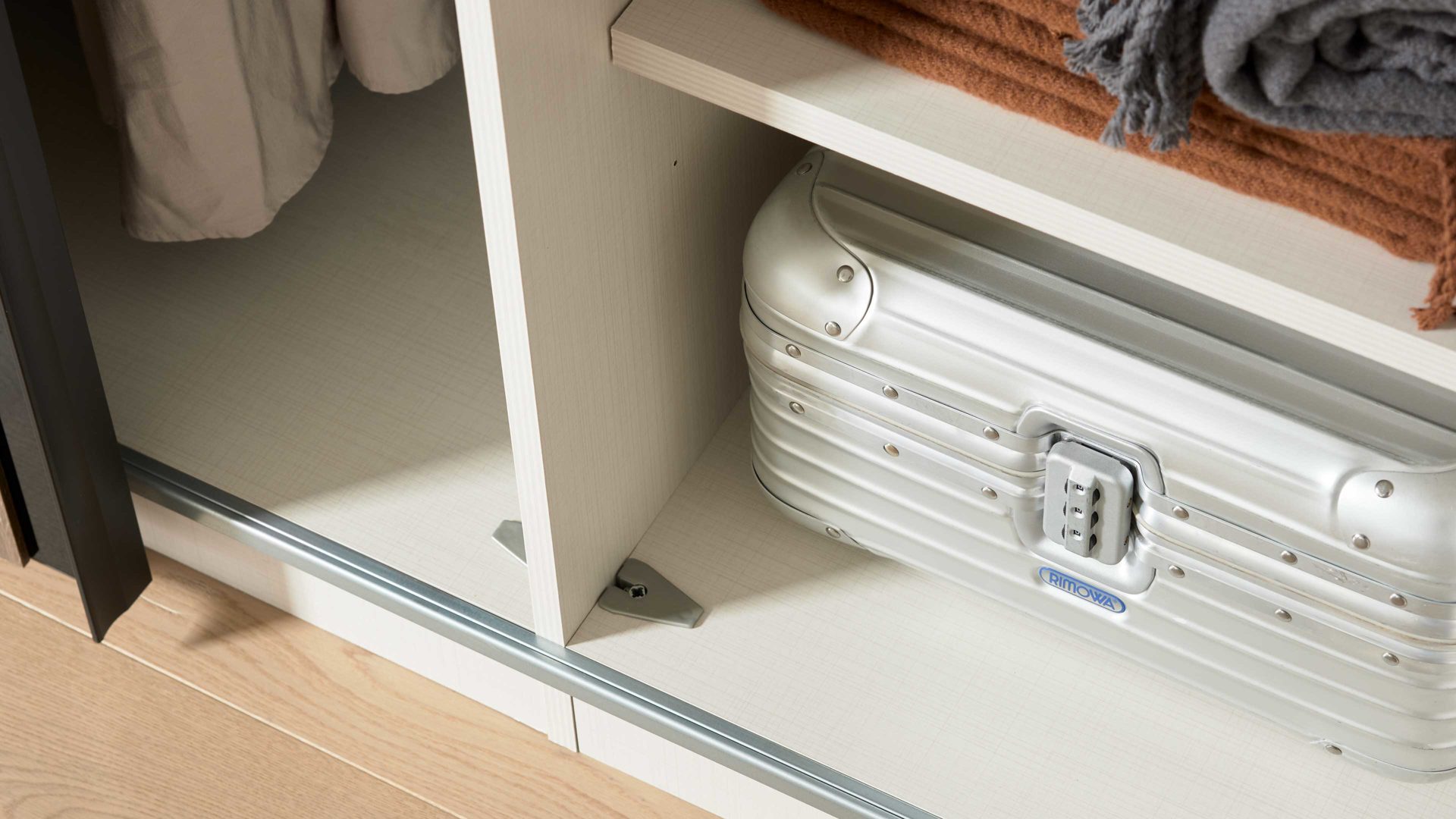 Kleiderschrank Interliving aus Holz in Schwarz Interliving Kleiderschrank Serie 1208 - Schwebetürenschrank Schwarzglas & Atlantic Eiche - zwei Türen, Breite ca. 270 cm