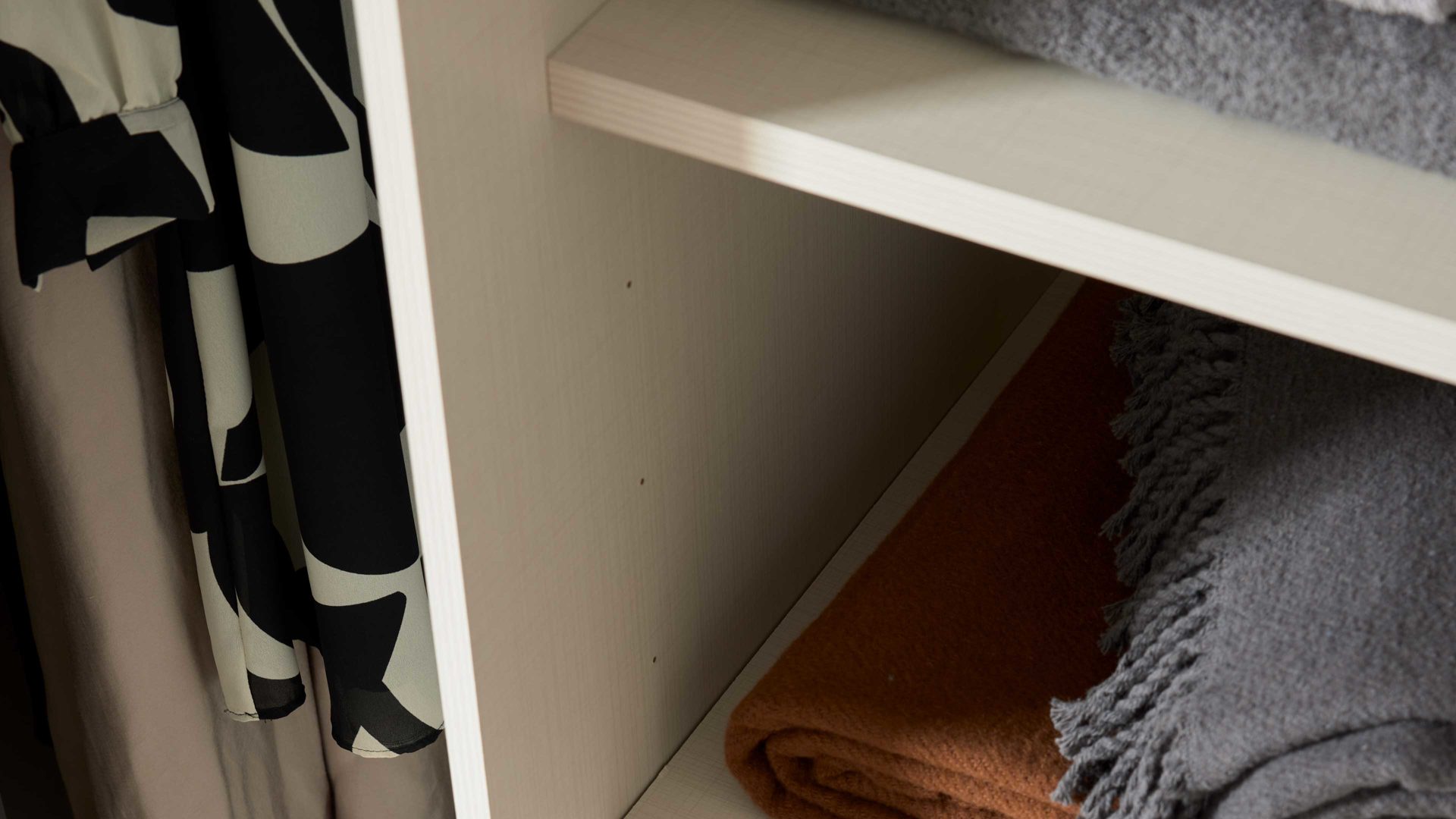 Kleiderschrank Interliving aus Holz in Schwarz Interliving Kleiderschrank Serie 1208 - Schwebetürenschrank 98431 Schwarzglas & Atlantic Eiche - zwei Türen, Breite ca. 270 cm