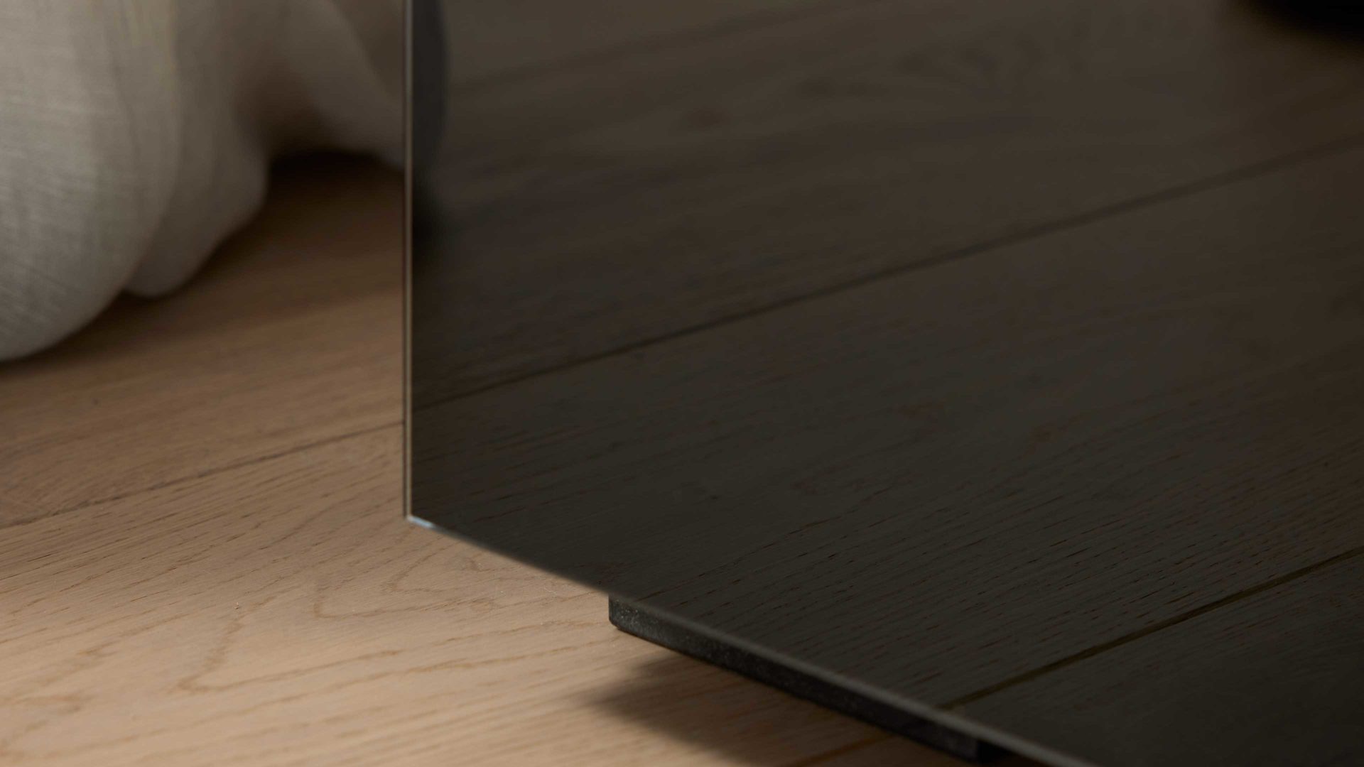 Kombikommode Interliving aus Holz in Schwarz Interliving Kleiderschrank Serie 1208 - Kombikommode Schwarzglas & Atlantic Eiche - zwei Türen, vier Schubladen, Breite ca. 120 cm