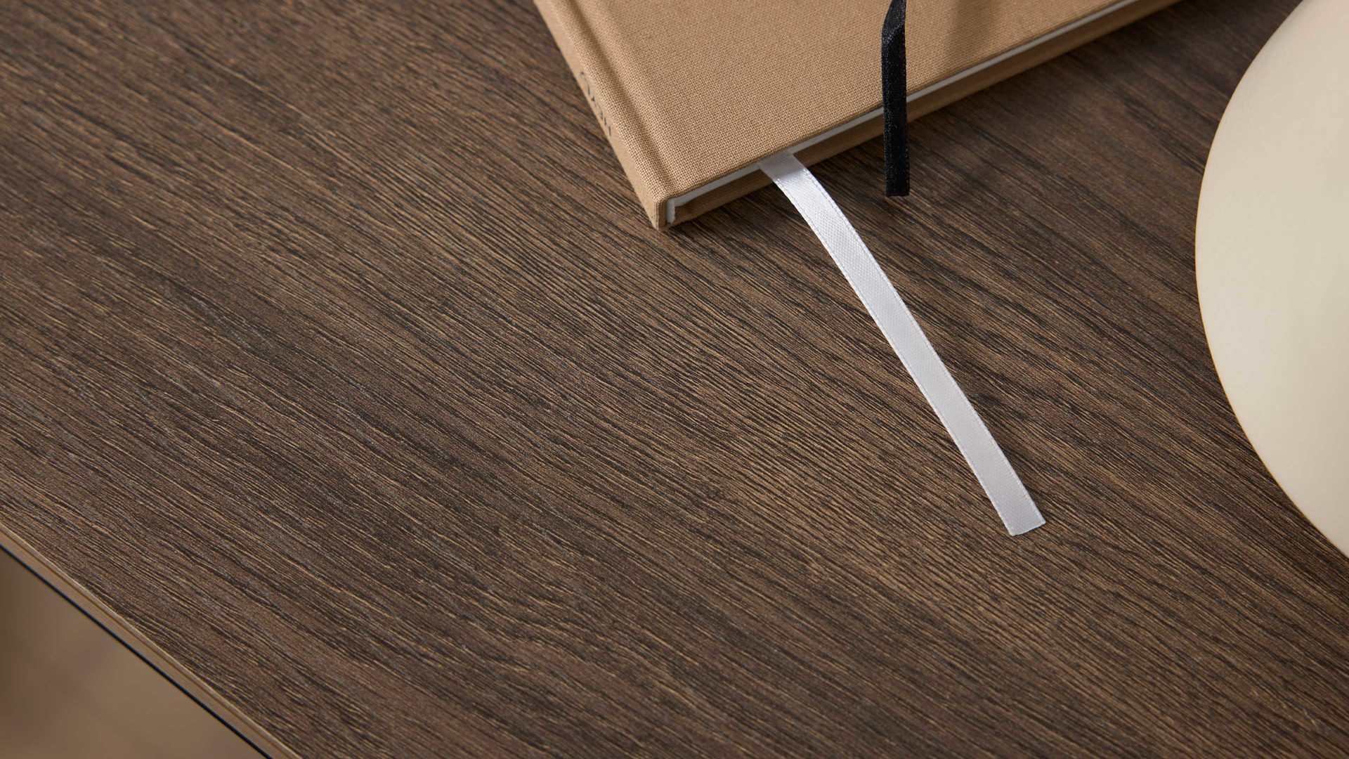 Nachtkommode Interliving aus Holz in Schwarz Interliving Kleiderschrank Serie 1208 - Nachtkommode Schwarzglas & Atlantic Eiche - drei Schubladen, Breite ca. 40 cm