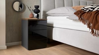 Nachtkommode Interliving aus Holz in Schwarz Interliving Kleiderschrank Serie 1208 - Nachtkommode Schwarzglas & Atlantic Eiche - drei Schubladen, Breite ca. 40 cm
