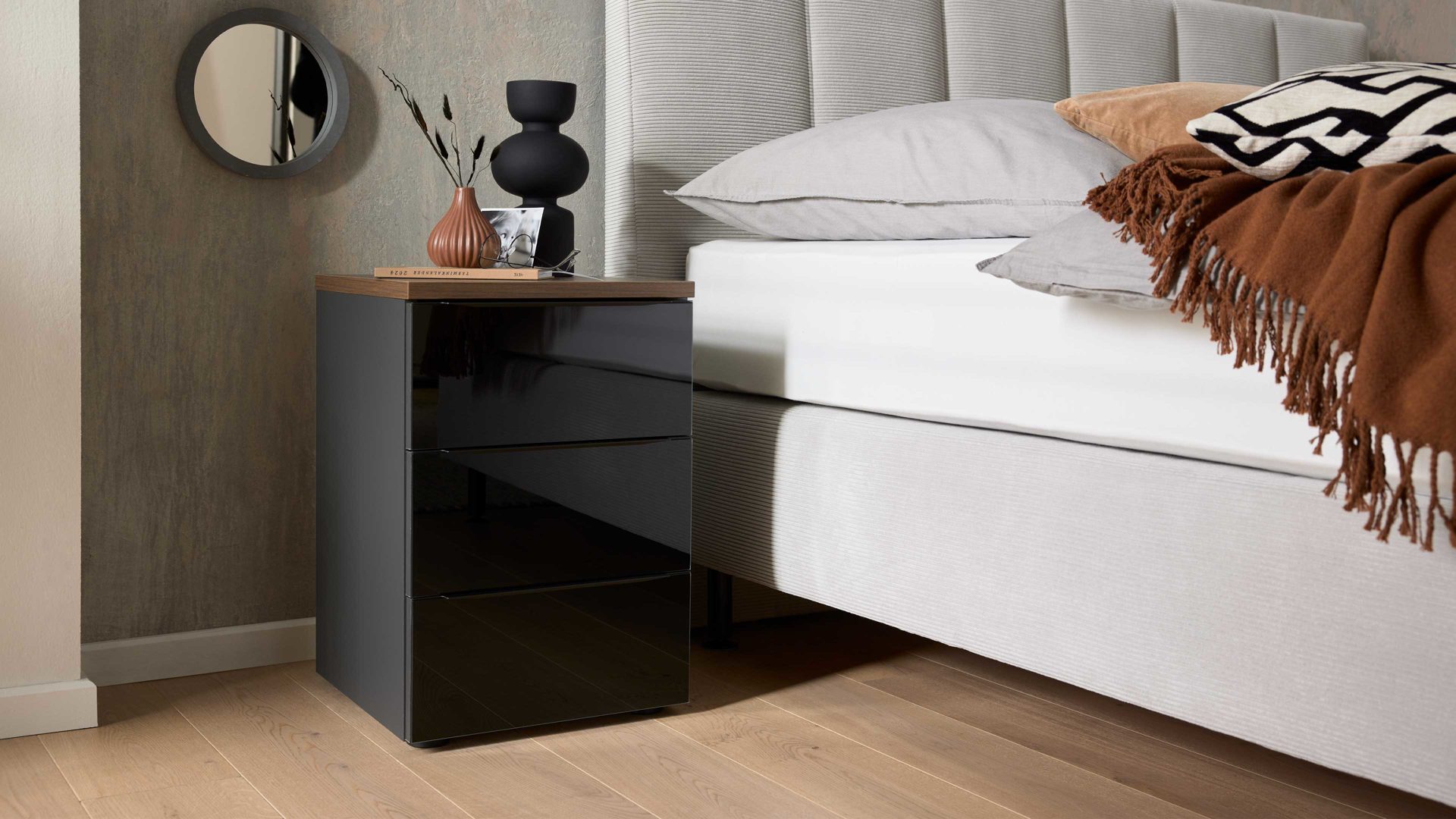 Nachtkommode Interliving aus Holz in Schwarz Interliving Kleiderschrank Serie 1208 - Nachtkommode Schwarzglas & Atlantic Eiche - drei Schubladen, Breite ca. 40 cm