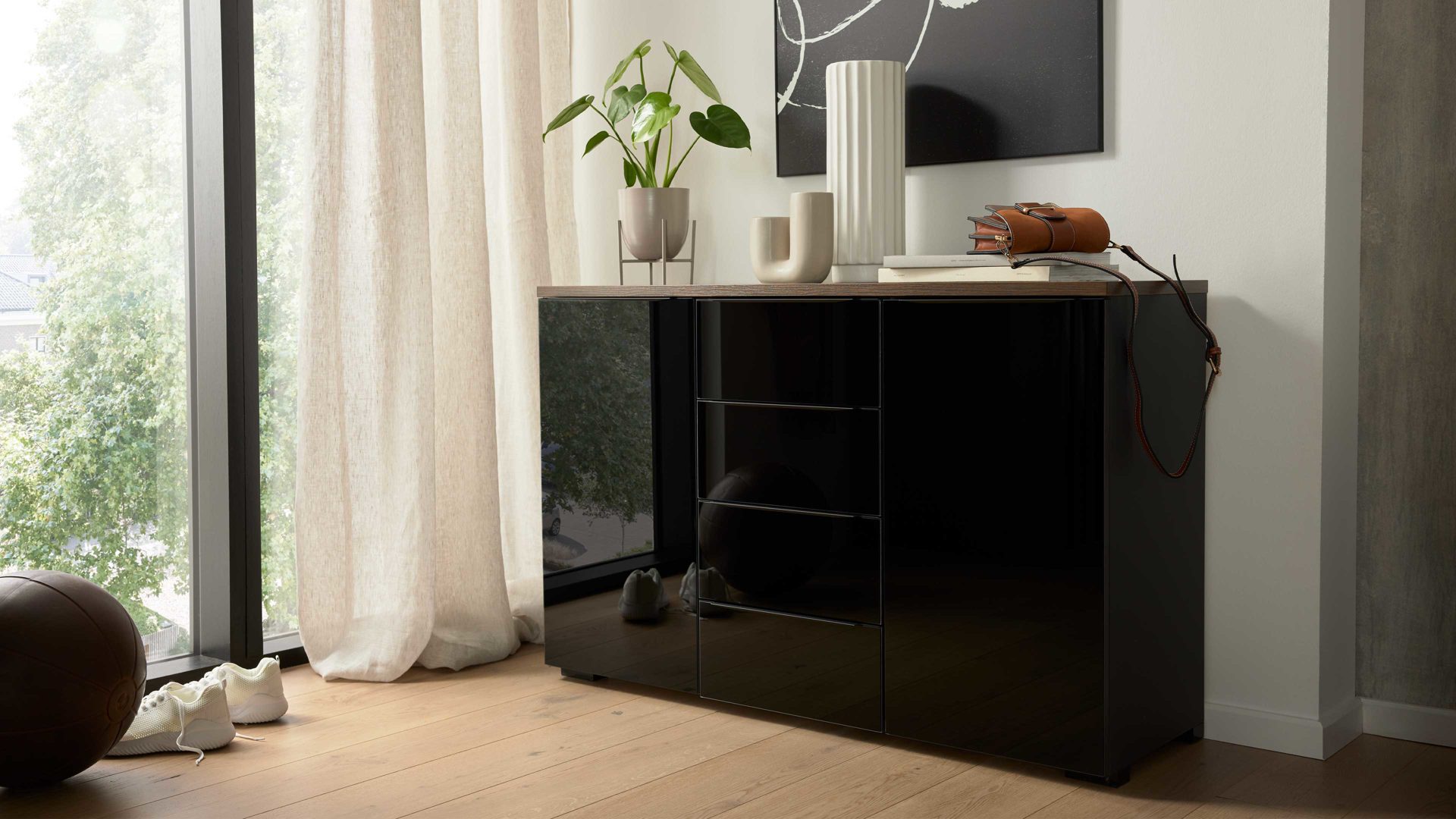 Kombikommode Interliving aus Holz in Schwarz Interliving Kleiderschrank Serie 1208 - Kombikommode Schwarzglas & Atlantic Eiche - zwei Türen, vier Schubladen, Breite ca. 120 cm