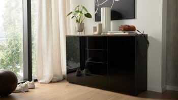 Kombikommode Interliving aus Holz in Schwarz Interliving Kleiderschrank Serie 1208 - Kombikommode Schwarzglas & Atlantic Eiche - zwei Türen, vier Schubladen, Breite ca. 120 cm