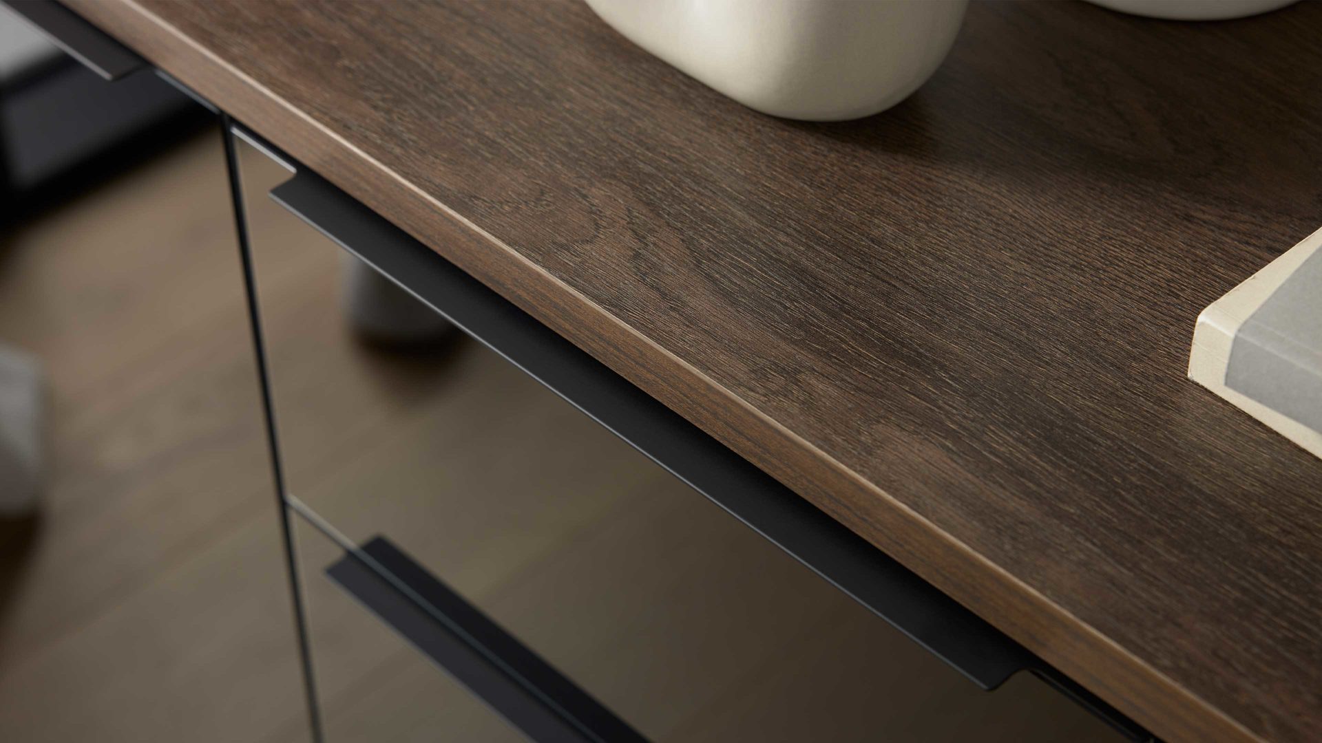 Kombikommode Interliving aus Holz in Schwarz Interliving Kleiderschrank Serie 1208 - Kombikommode Schwarzglas & Atlantic Eiche - zwei Türen, vier Schubladen, Breite ca. 120 cm