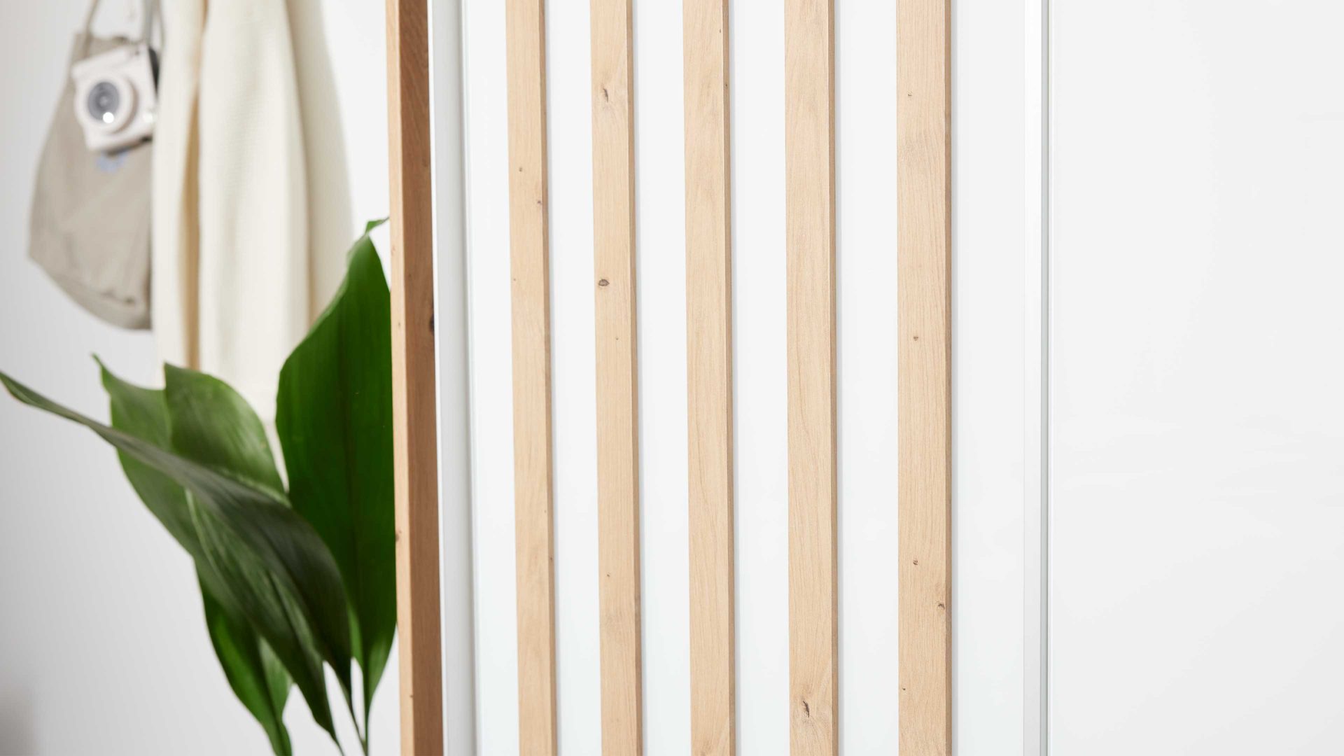 Kleiderschrank Interliving aus Holz in Weiß Interliving Kleiderschrank Serie 1208 - Schwebetürenschrank 86603 alpinweißes Glas & Artisan Eiche - zwei Türen, Breite ca. 298 cm