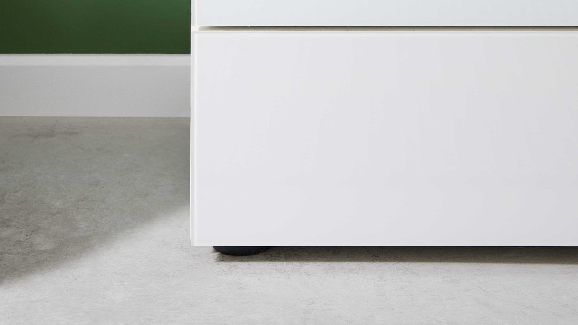 Kombikommode Interliving aus Holz in Weiß Interliving Kleiderschrank Serie 1208 - Kombikommode alpinweißes Glas & Artisan Eiche - eine Tür, vier Schubladen, Breite ca. 120 cm