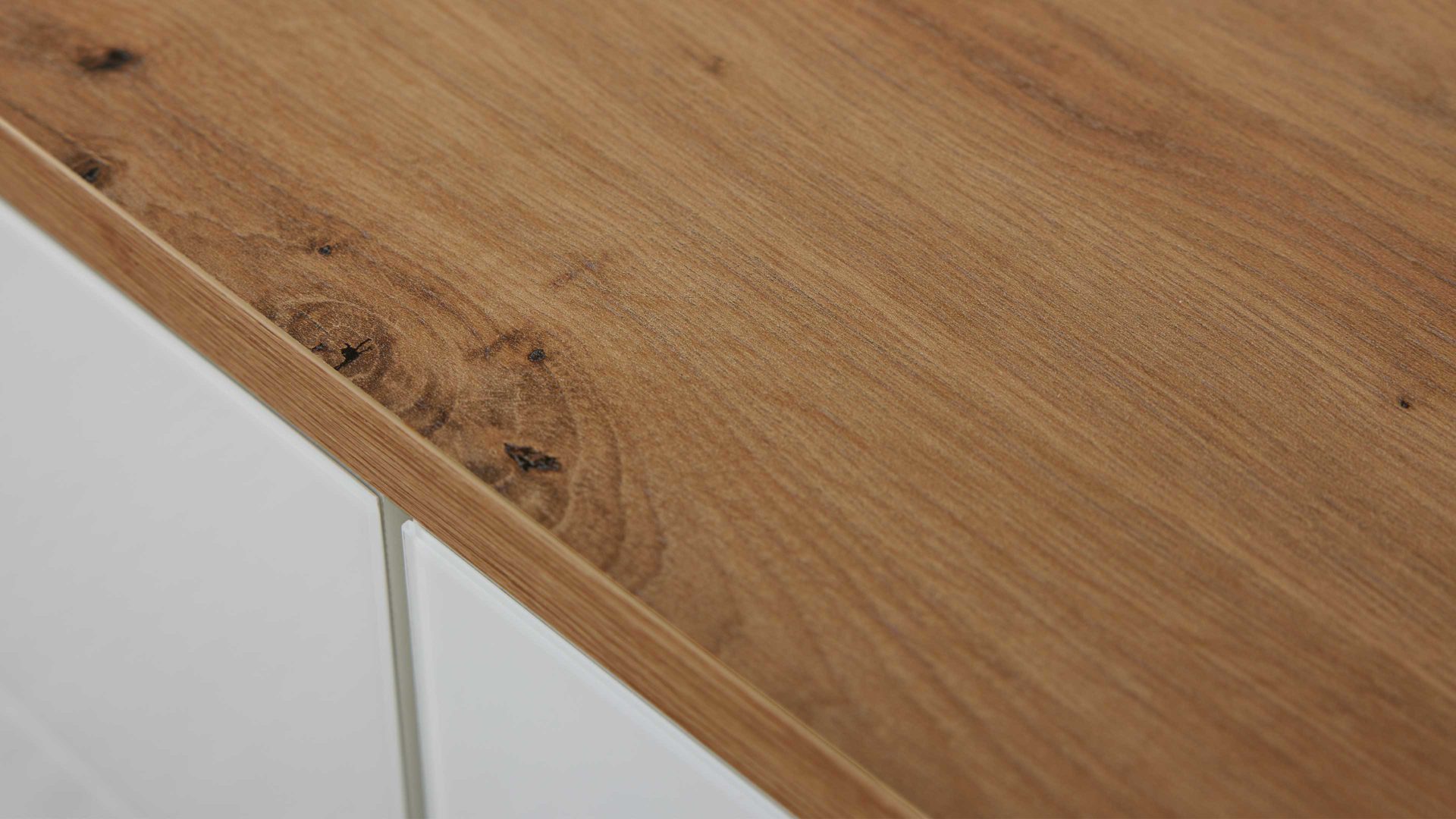 Kombikommode Interliving aus Holz in Weiß Interliving Kleiderschrank Serie 1208 - Kombikommode alpinweißes Glas & Artisan Eiche - eine Tür, vier Schubladen, Breite ca. 120 cm