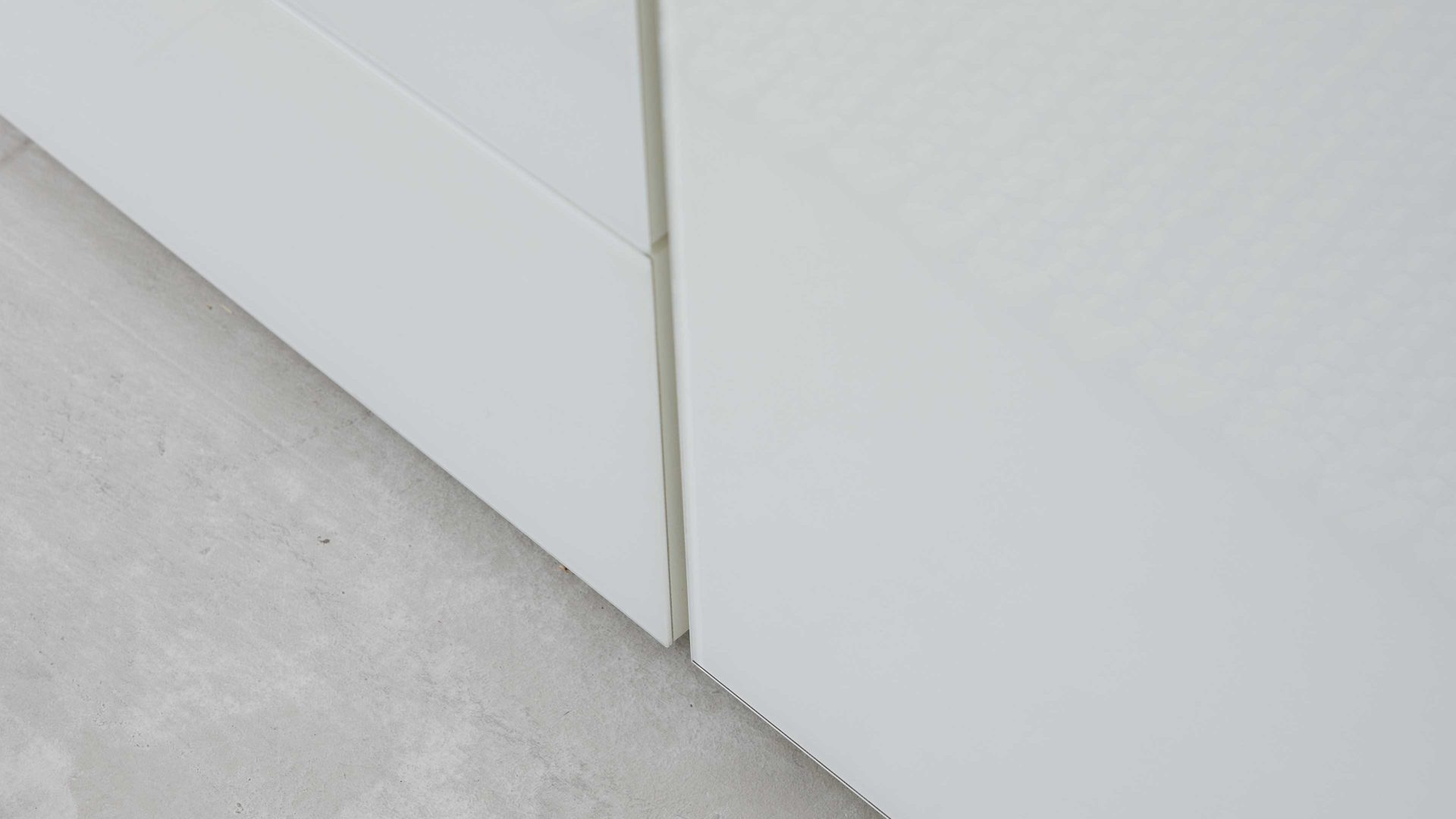 Kombikommode Interliving aus Holz in Weiß Interliving Kleiderschrank Serie 1208 - Kombikommode 91608 alpinweißes Glas & Artisan Eiche - eine Tür, vier Schubladen, Breite ca. 120 cm