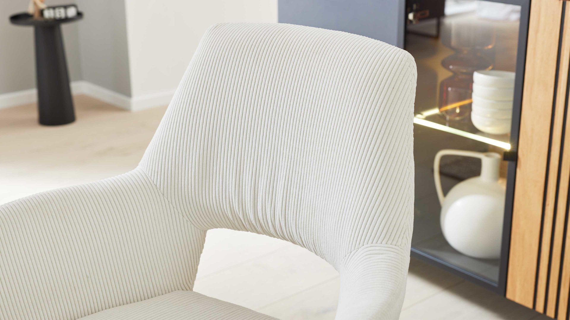 Vierfußstuhl Interliving aus Stoff in Weiß Interliving Esszimmer Serie 5605 – Armlehnstuhl cremeweißer Cord Rebel & Eiche