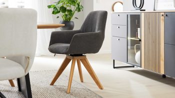 Vierfußstuhl Interliving aus Stoff in Dunkelgrau Interliving Esszimmer Serie 5605 – Armlehnstuhl mit Dreh- und Rückholfunktion anthrazitfarbener Cord Rebel & Eiche