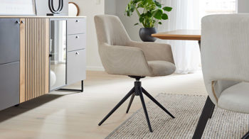 Vierfußstuhl Interliving aus Stoff in Beige Interliving Esszimmer Serie 5605 – Armlehnstuhl 2282-04 mit Dreh- und Rückholfunktion ecrufarbener Cord Rebel & schwarzes Eisen