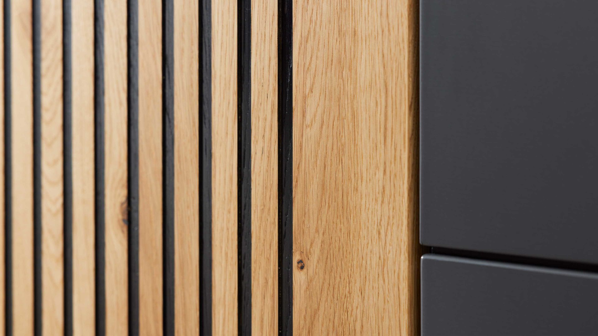 Sideboard Interliving aus Holz in Dunkelgrau Interliving Esszimmer Serie 5605 – Sideboard quarzgrauer Lack & Charakter-Eiche - drei Türen, drei Schubladen, Breite ca. 183 cm