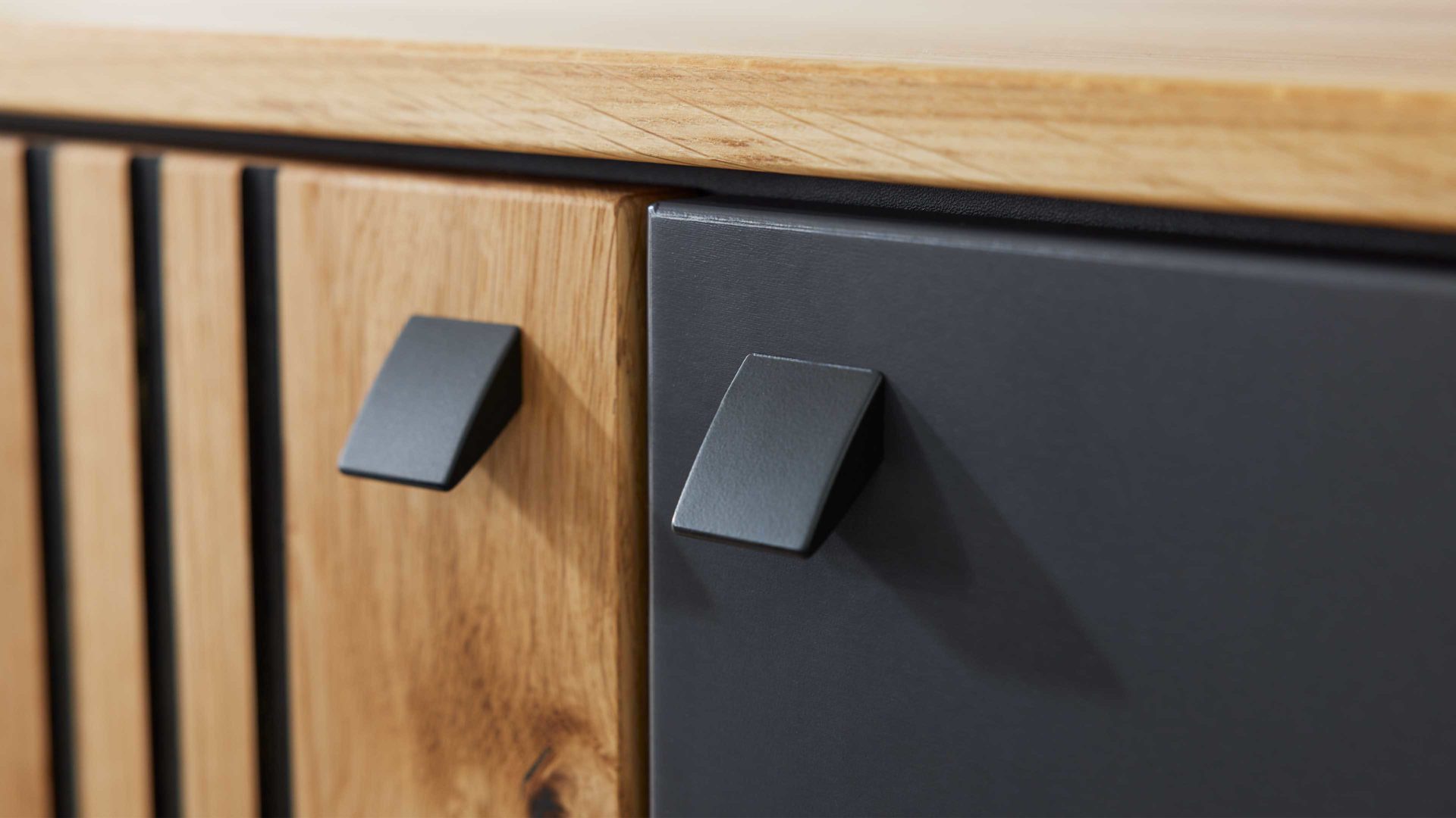 Highboard Interliving aus Holz in Dunkelgrau Interliving Esszimmer Serie 5605 – Highboard quarzgrauer Lack & Charakter-Eiche - fünf Türen, zwei Schubladen, Breite ca. 86 cm