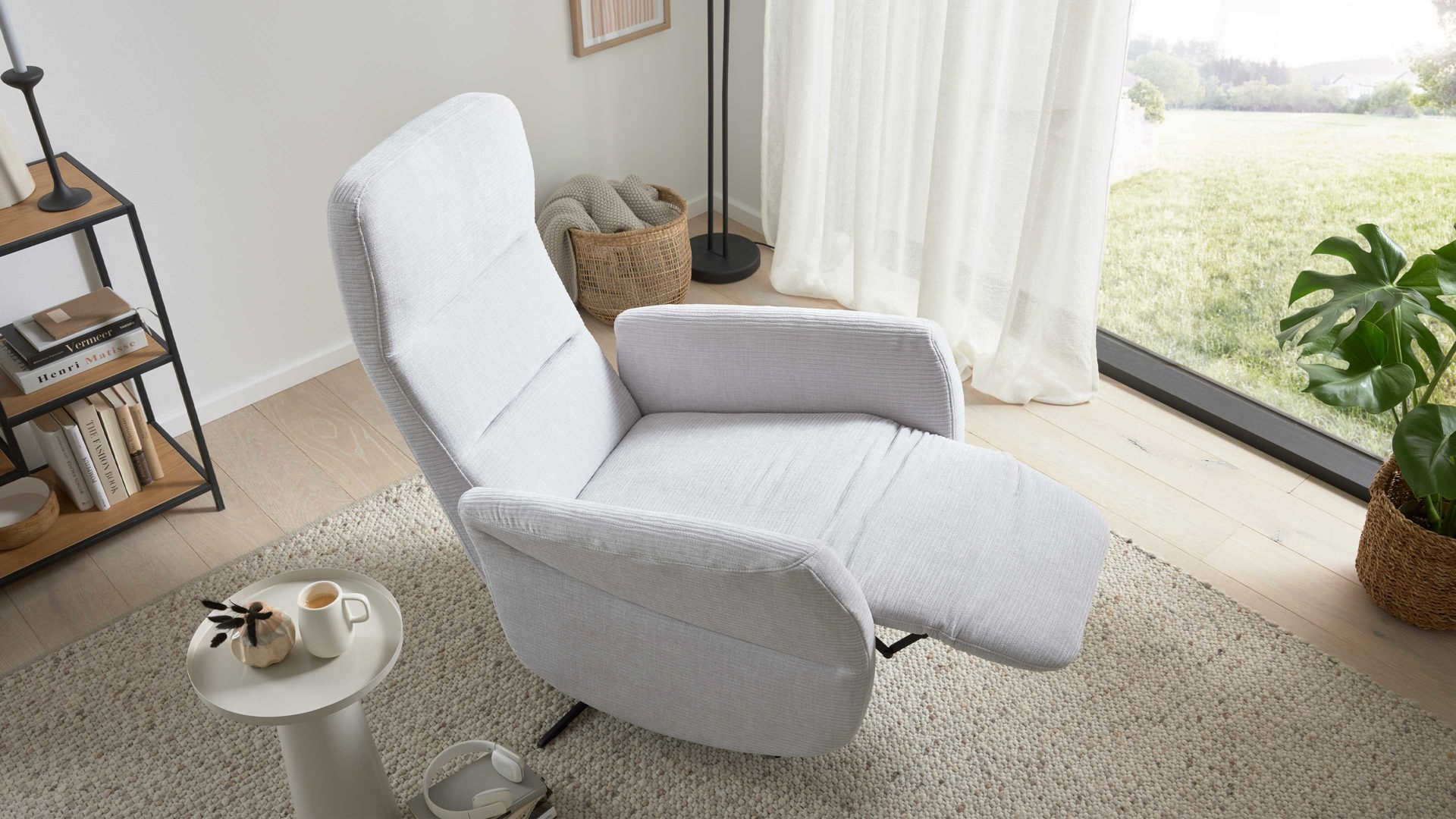 Relaxsessel Interliving aus Stoff in Hellgrau Interliving Sessel Serie 4530 silberfarbener Bezug Mara 9 & silberfarbener Sternfuß