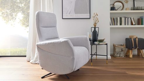 Relaxsessel Interliving aus Stoff in Hellgrau Interliving Sessel Serie 4530 silberfarbener Bezug Mara 9 & silberfarbener Sternfuß