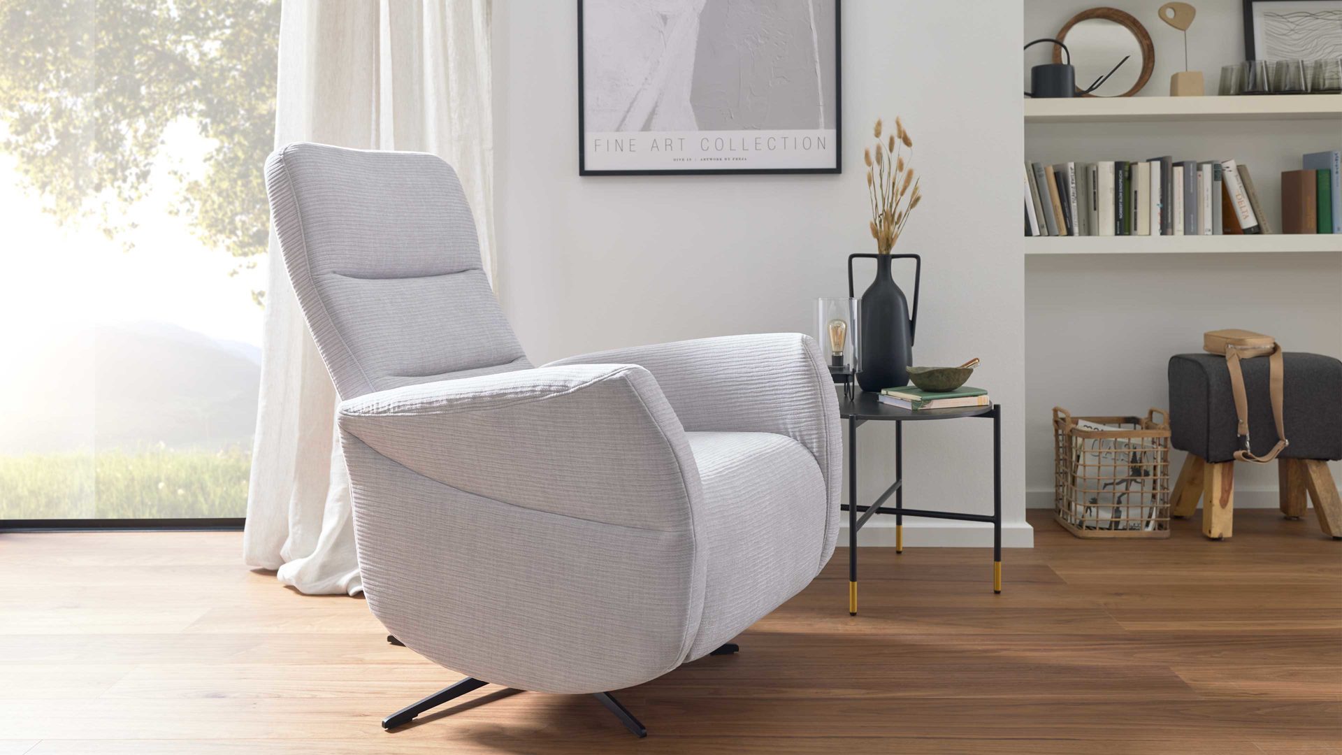 Relaxsessel Interliving aus Stoff in Hellgrau Interliving Sessel Serie 4530 silberfarbener Bezug Mara 9 & silberfarbener Sternfuß