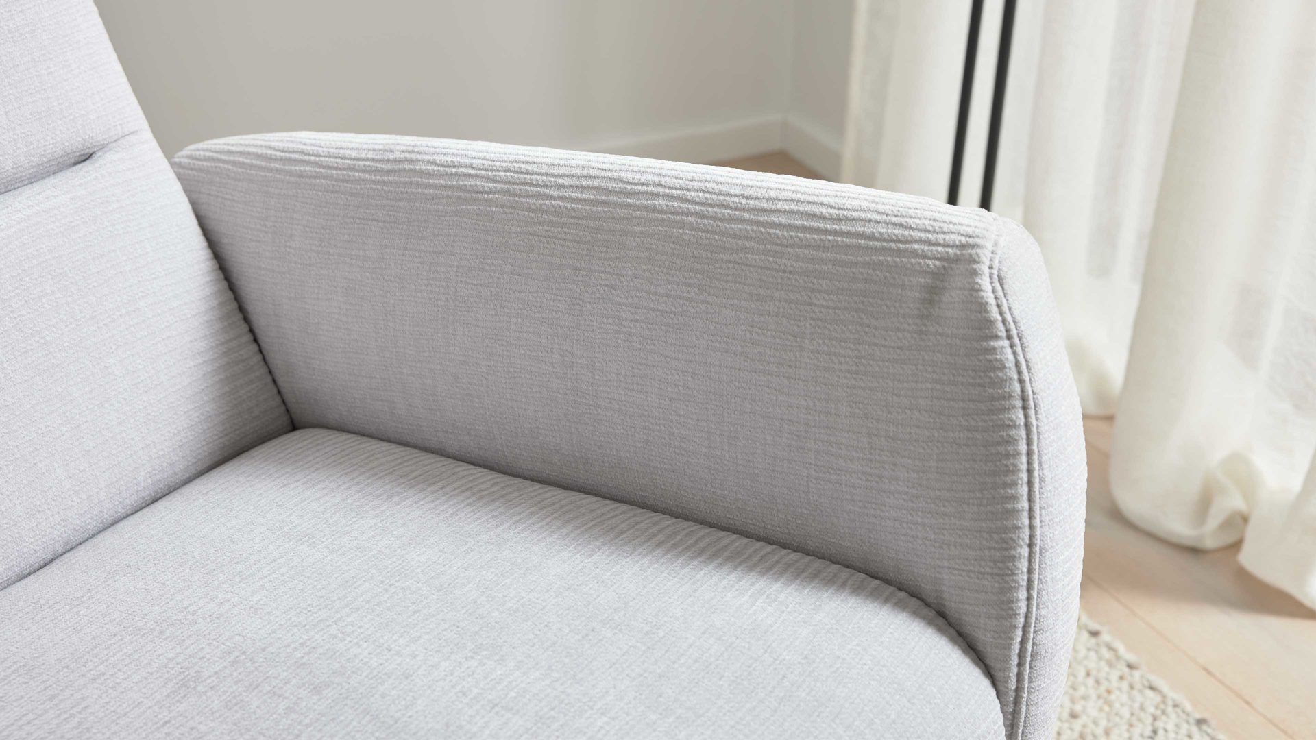 Relaxsessel Interliving aus Stoff in Hellgrau Interliving Sessel Serie 4530 silberfarbener Bezug Mara 9 & silberfarbener Sternfuß