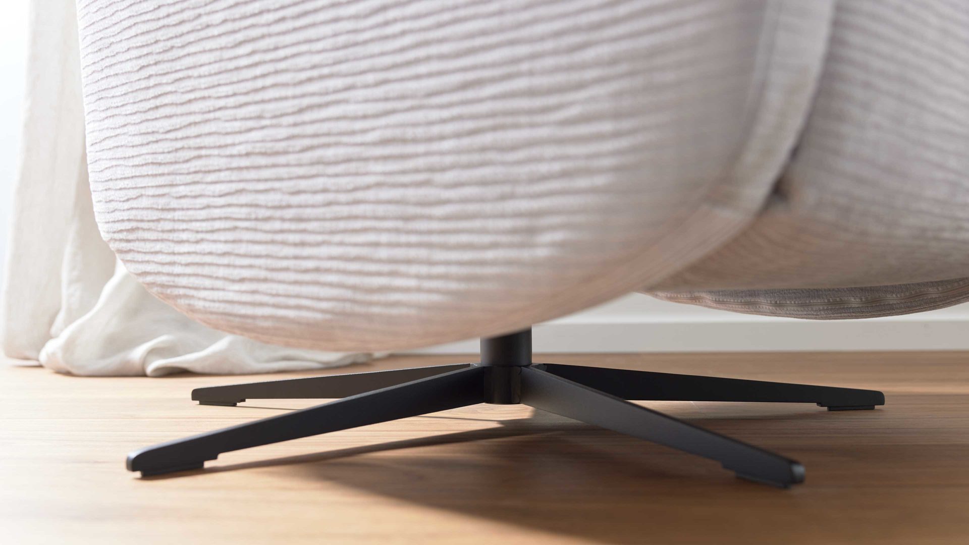 Möbelfuß Interliving aus Metall in Schwarz Interliving Sessel Serie 4530 - Kreuzfuß schwarzes Metall