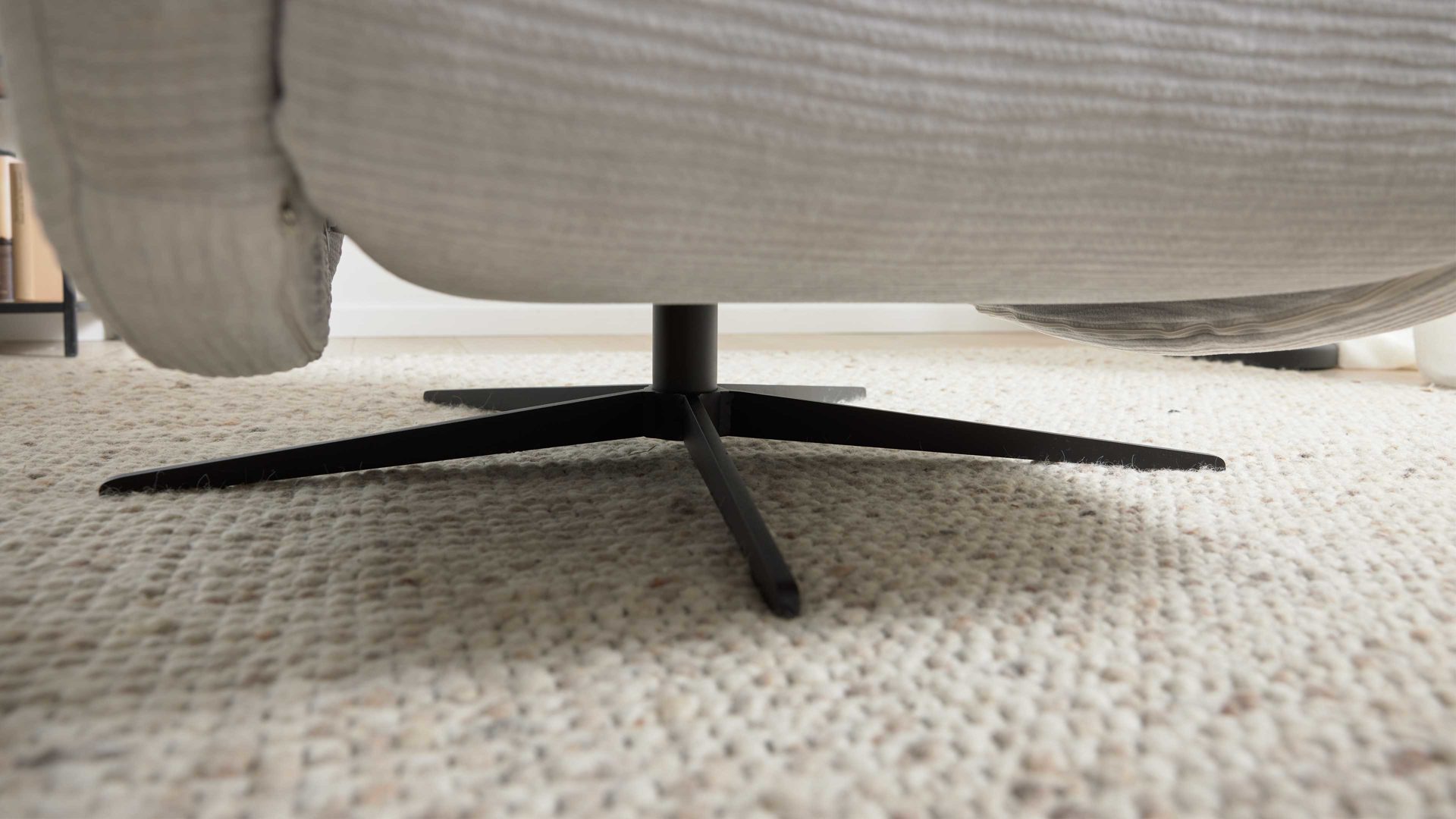 Möbelfuß Interliving aus Metall in Schwarz Interliving Sessel Serie 4530 - Kreuzfuß schwarzes Metall