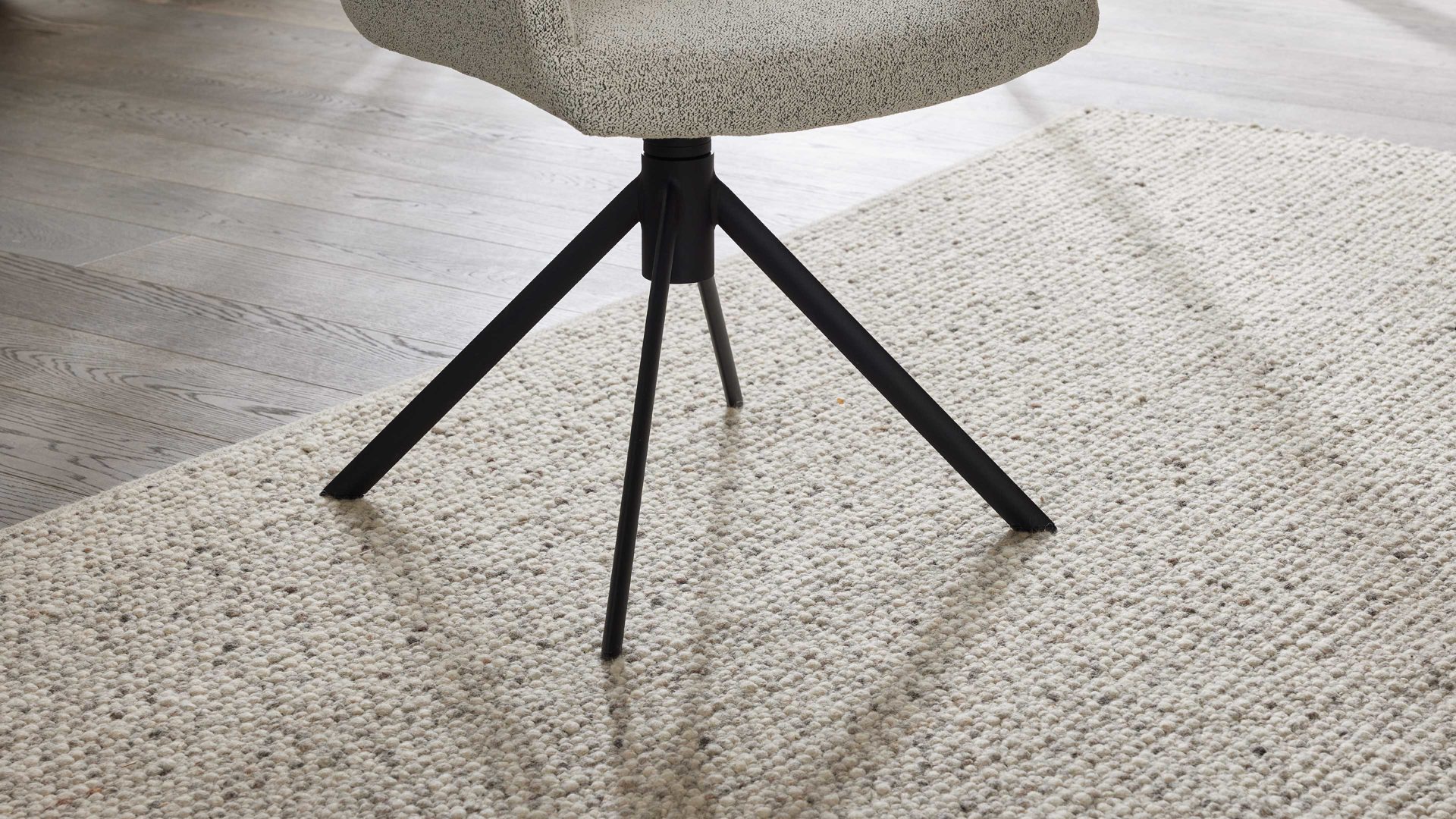 Polsterstuhl Interliving aus Stoff in Weiß Interliving Esszimmer Serie 5118 – Armlehnstuhl champagnerfarbener Bouclé Elegant wish E07 & mattschwarzes Eisen