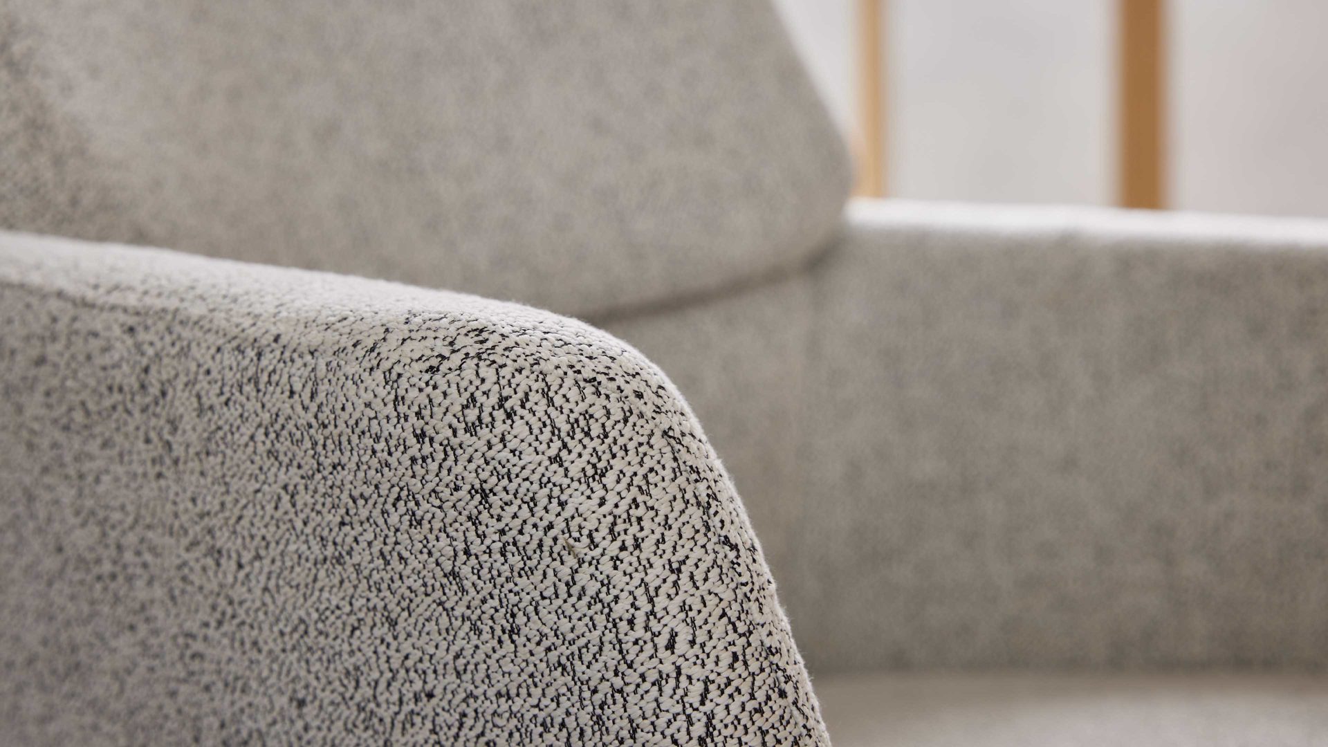 Polsterstuhl Interliving aus Stoff in Weiß Interliving Esszimmer Serie 5118 – Armlehnstuhl 2322 champagnerfarbener Bouclé Elegant wish E07 & mattschwarzes Eisen