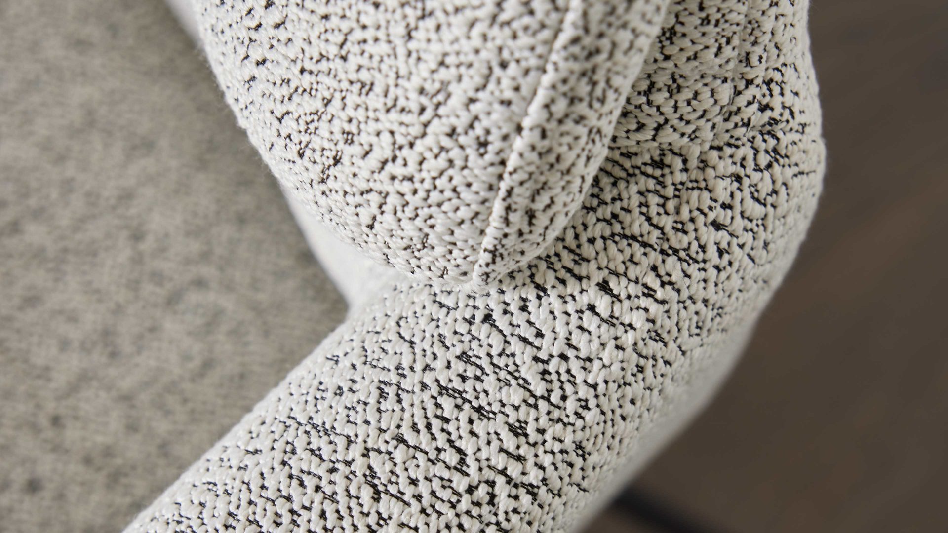 Polsterstuhl Interliving aus Stoff in Weiß Interliving Esszimmer Serie 5118 – Armlehn-Kufenstuhl 2312 champagnerfarbener Bouclé Elegant wish E07 & mattschwarzes Eisen