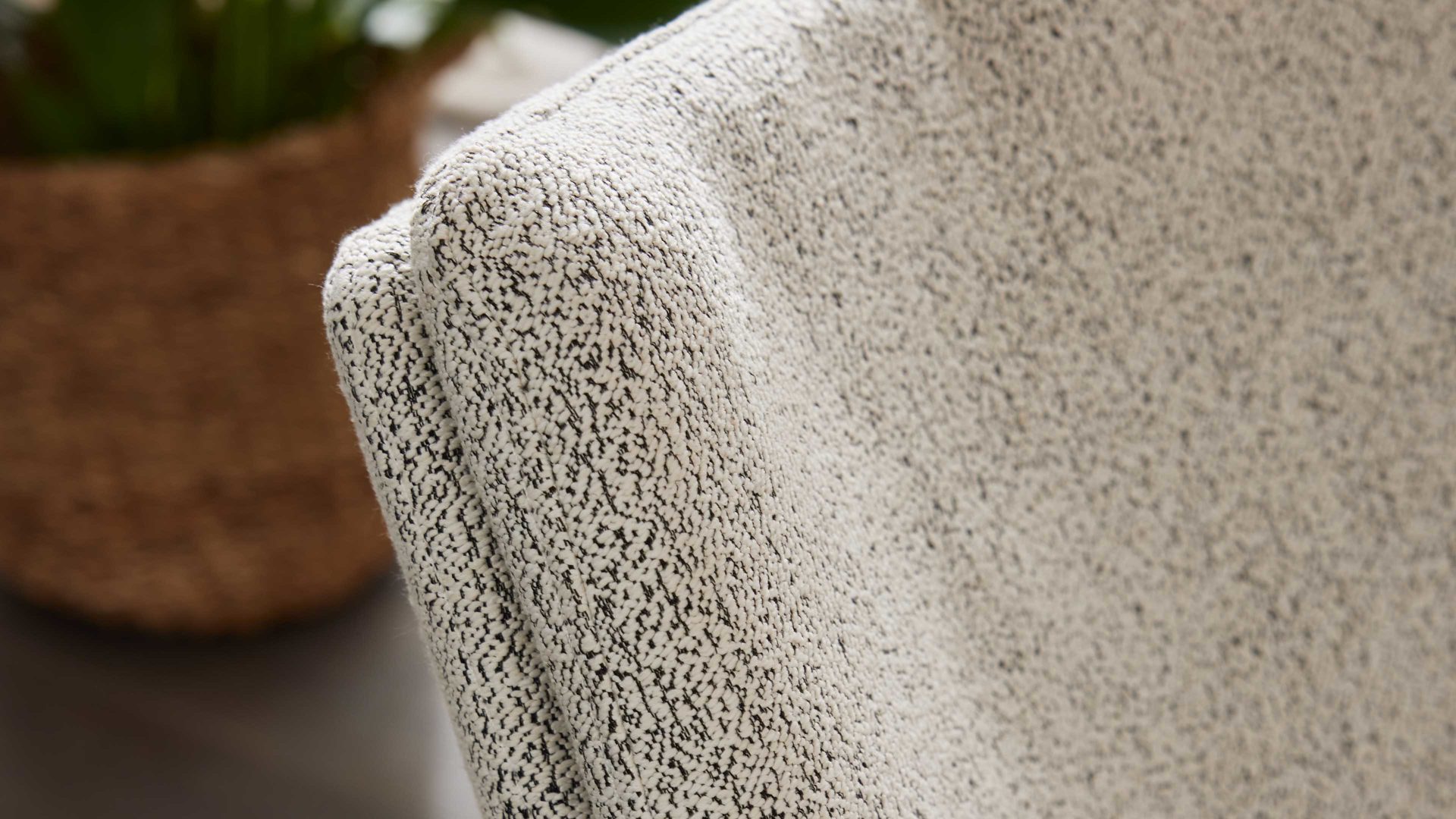 Polsterstuhl Interliving aus Stoff in Weiß Interliving Esszimmer Serie 5118 – Armlehn-Kufenstuhl champagnerfarbener Bouclé Elegant wish E07 & mattschwarzes Eisen