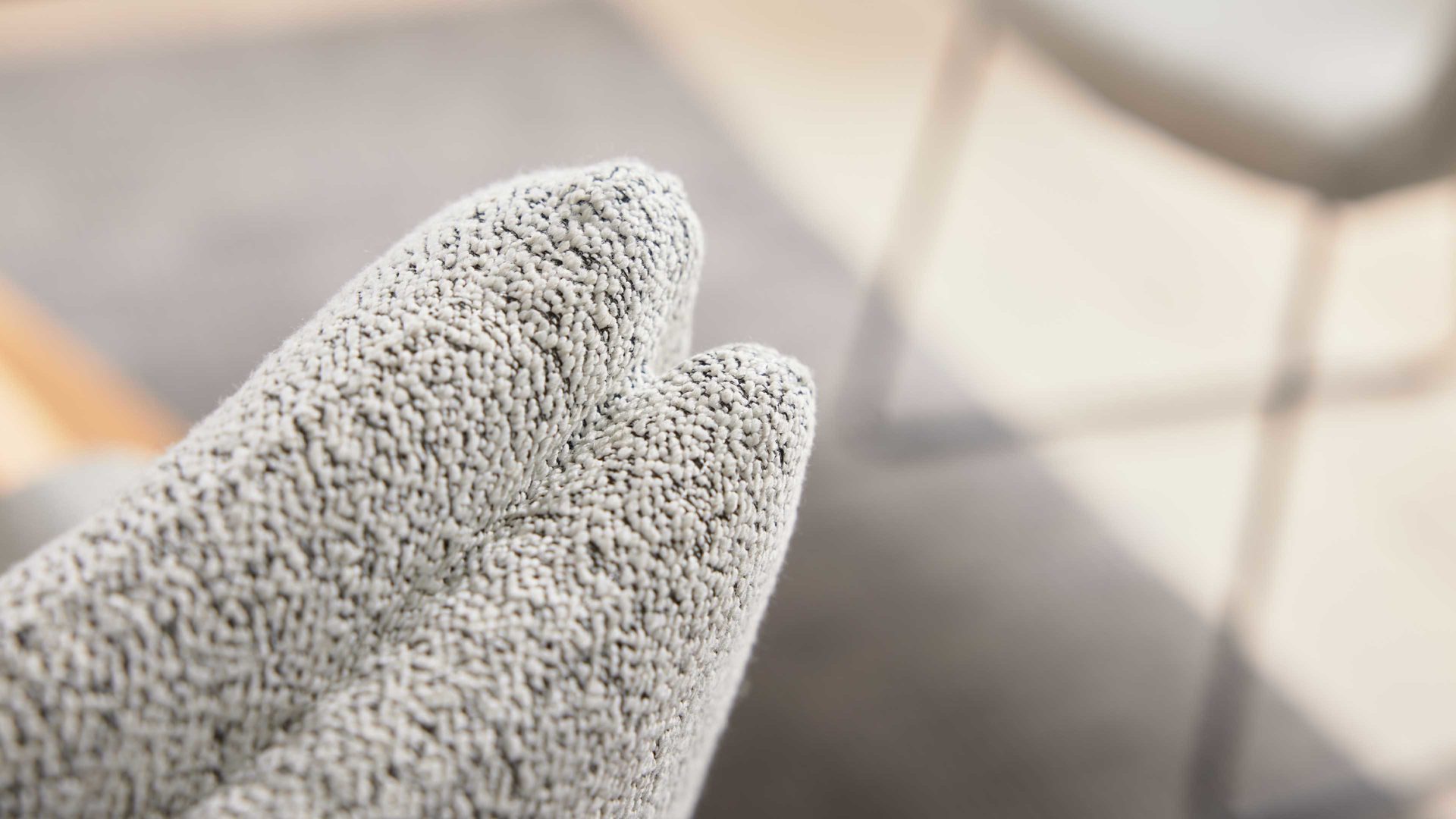 Polsterstuhl Interliving aus Stoff in Weiß Interliving Esszimmer Serie 5118 – Armlehnstuhl champagnerfarbener Bouclé Elegant wish E07 & mattschwarzes Eisen