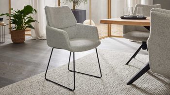 Polsterstuhl Interliving aus Stoff in Weiß Interliving Esszimmer Serie 5118 – Armlehn-Kufenstuhl champagnerfarbener Bouclé Elegant wish E07 & mattschwarzes Eisen