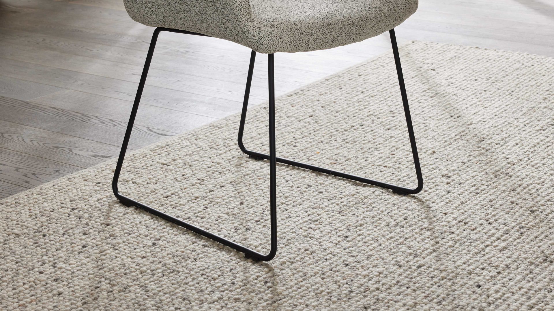 Polsterstuhl Interliving aus Stoff in Weiß Interliving Esszimmer Serie 5118 – Armlehn-Kufenstuhl 2312 champagnerfarbener Bouclé Elegant wish E07 & mattschwarzes Eisen