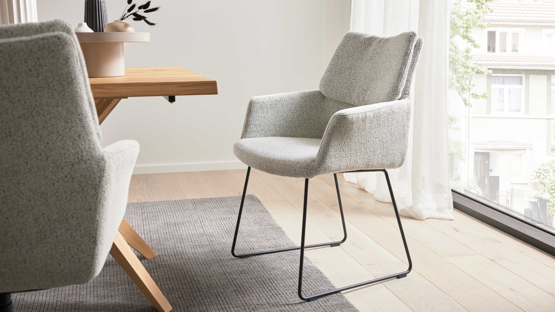 Polsterstuhl Interliving aus Stoff in Weiß Interliving Esszimmer Serie 5118 – Armlehn-Kufenstuhl 2312 champagnerfarbener Bouclé Elegant wish E07 & mattschwarzes Eisen