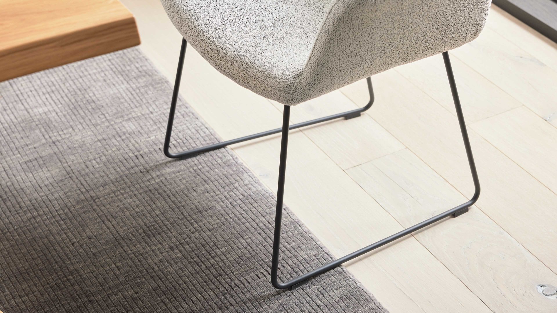 Polsterstuhl Interliving aus Stoff in Weiß Interliving Esszimmer Serie 5118 – Armlehn-Kufenstuhl champagnerfarbener Bouclé Elegant wish E07 & mattschwarzes Eisen