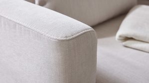 Ecksofa Interliving aus Stoff in Weiß Interliving Sofa Serie 4450 - Ecksofa ecrufarbener Webstoff LongLife Easy & schwarze Metallfüße - Stellfläche ca. 300 x 257 cm