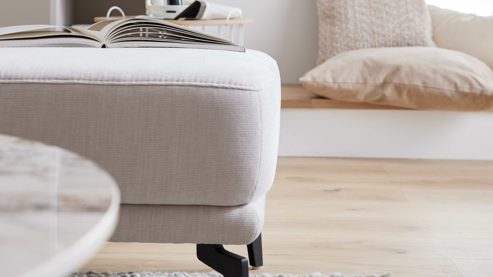 Polsterhocker Interliving aus Stoff in Weiß Interliving Sofa Serie 4450 - XL-Polsterhocker ecrufarbener Webstoff LongLife Easy & schwarze Metallfüße - ca. 86 x 64 cm