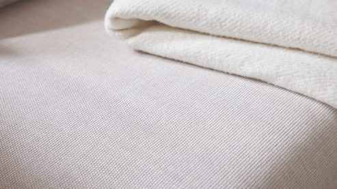 Ecksofa Interliving aus Stoff in Weiß Interliving Sofa Serie 4450 - Ecksofa ecrufarbener Webstoff LongLife Easy & schwarze Metallfüße - Stellfläche ca. 300 x 257 cm