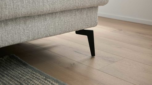 Polsterhocker Interliving aus Stoff in Weiß Interliving Sofa Serie 4065 – XXL-Polsterhocker ecrufarbener Webstoff Loft & schwarze Metallfüße – ca. 130 x 65 cm