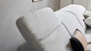 Ecksofa Interliving aus Stoff in Weiß Interliving Sofa Serie 4065 – Ecksofa ecrufarbener Webstoff Loft & schwarze Metallfüße – Stellfläche ca. 288 x 183 cm