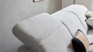 Ecksofa Interliving aus Stoff in Weiß Interliving Sofa Serie 4065 – Ecksofa ecrufarbener Webstoff Loft & schwarze Metallfüße – Stellfläche ca. 288 x 183 cm