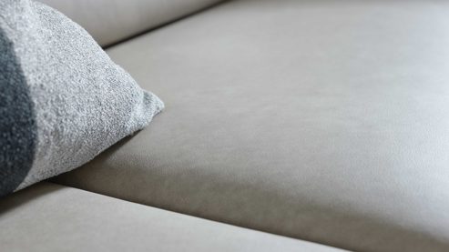 Dreisitzer Interliving aus Leder in Grau Interliving Sofa Serie 4065 – Dreisitzer 3KV kieselfarbenes Leder Cloudy gravel & schwarze Metallfüße – Länge ca. 238 cm
