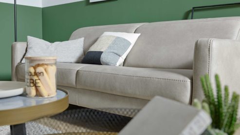 Dreisitzer Interliving aus Leder in Grau Interliving Sofa Serie 4065 – Dreisitzer 3KV kieselfarbenes Leder Cloudy gravel & schwarze Metallfüße – Länge ca. 238 cm