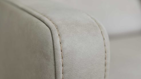 2,5-Sitzer Interliving aus Leder in Grau Interliving Sofa Serie 4065 – 2,5-Sitzer kieselfarbenes Leder Cloudy gravel & schwarze Metallfüße – Länge ca. 210 cm