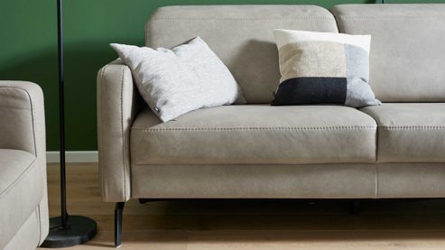 Dreisitzer Interliving aus Leder in Grau Interliving Sofa Serie 4065 – Dreisitzer 3KV kieselfarbenes Leder Cloudy gravel & schwarze Metallfüße – Länge ca. 238 cm