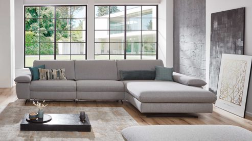 Ecksofa comfortmaster besser sitzen, liegen, leben aus Stoff in Hellgrau Comfortmaster Spektra 1488 - Relax-Wohnlandschaft mit vielen Funktionen hellgraues Flachgewebe Loop 02 jet – Stellfläche ca. 344 x 182 cm