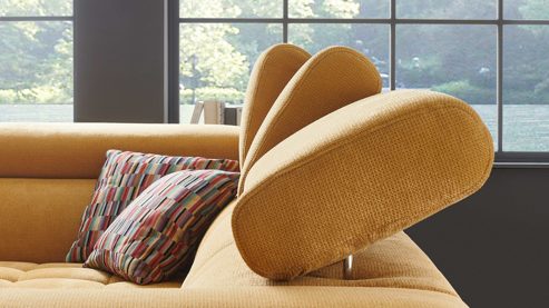 Ecksofa KAWOO aus Stoff in Gelb KAWOO Serie 7587 - Ecksofa mit Kopfpolsterverstellung gelbgoldene Chenille XBO 05 & schwarze Metallfüße - Stellfläche ca. 207 x 301 cm