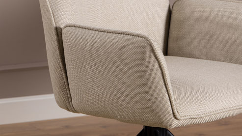 Vierfußstuhl Actona group aus Stoff in Beige Armlehnstuhl Glenda beiger Webstoff Basel 24 & schwarzes Metall